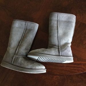 Lined Sheepskin Gray Boots in size 10